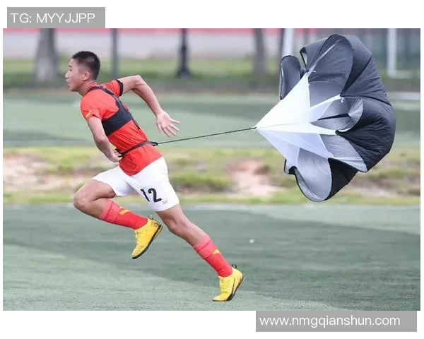 清晨绿茵场上足球明星全情投入刻苦训练展现坚毅拼搏精神